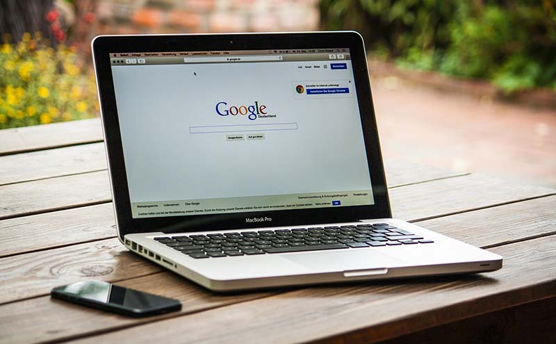 mejorar el SEO on page de tu blog. Ordenador Mac Apple Google